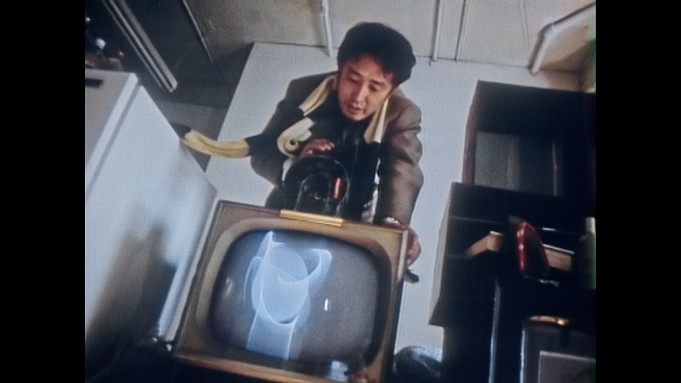 NAM JUNE PAIK: MOON IS THE OLDEST TV Szene 1