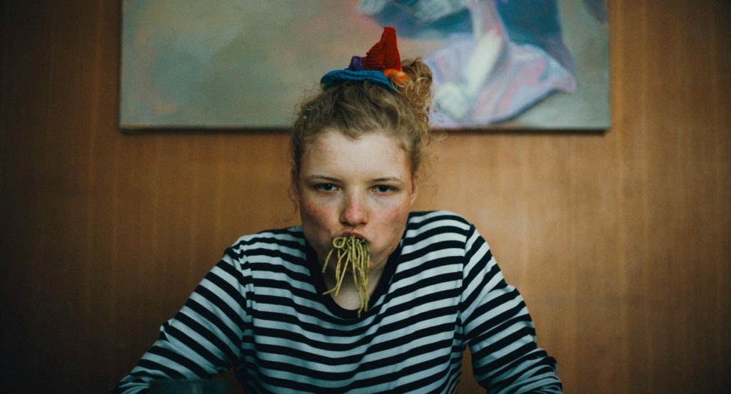 HOW TO BE NORMAL AND THE ODDNESS OF THE OTHER WORLD Szene 1