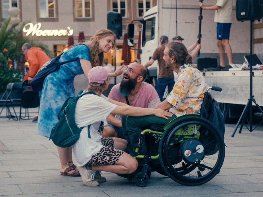 DIE ZÄRTLICHE REVOLUTION Szene 3