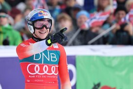 DOWNHILL SKIERS Szene 1