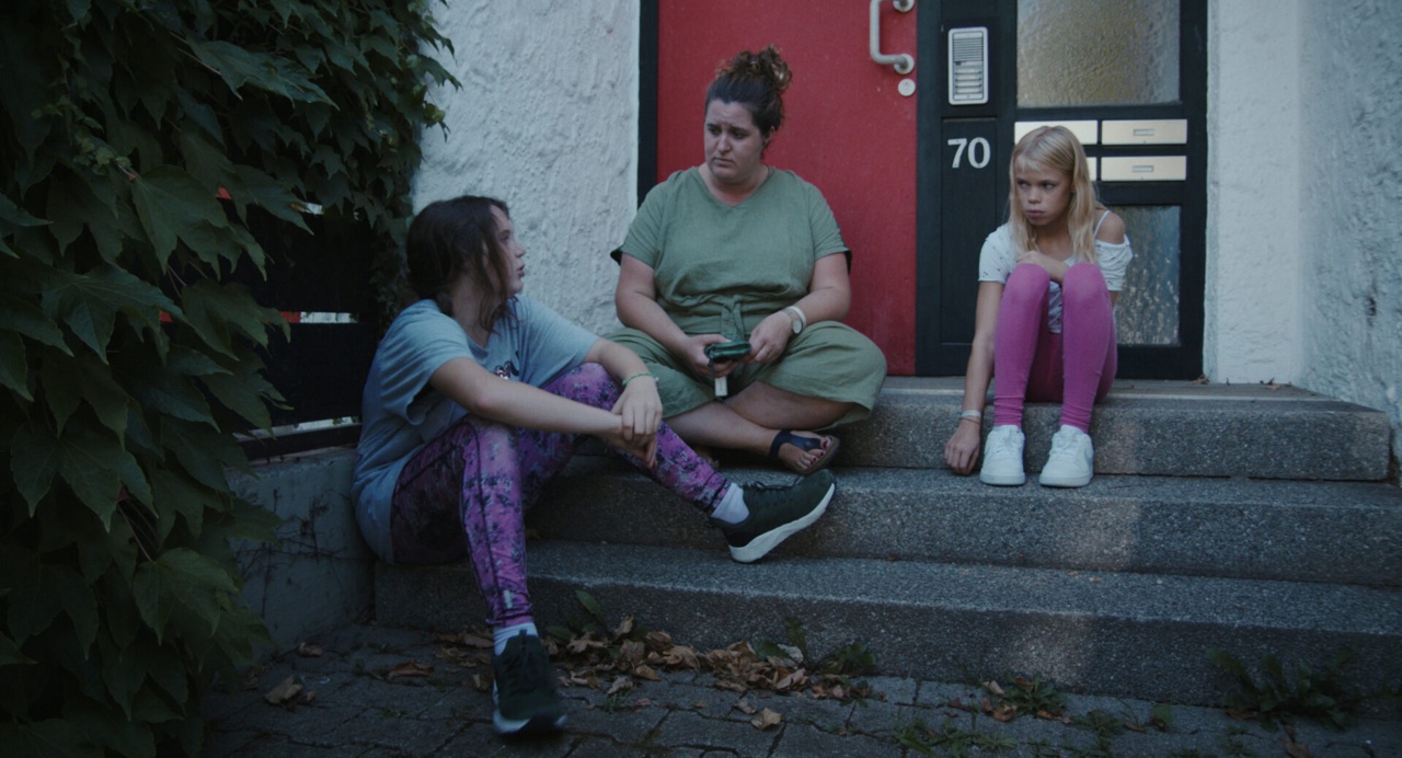 DAS FAST NORMALE LEBEN Szene 1