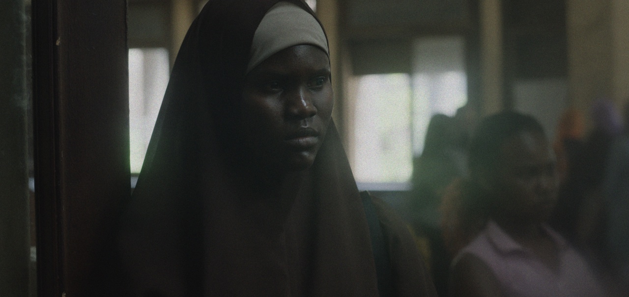 AISHA CAN’T FLY AWAY Szene 3