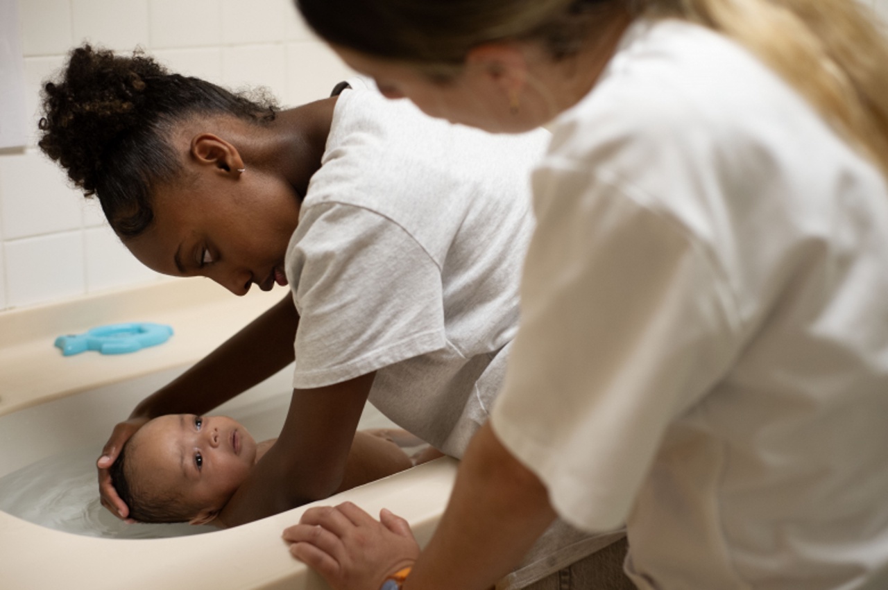 JEUNES MÈRES - JUNGE MÜTTER Szene 1