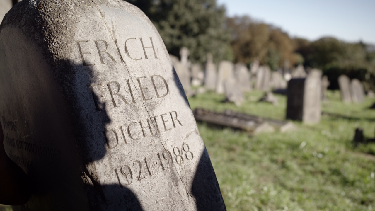 ERICH FRIED - FRIENDLY FIRE Szene 2