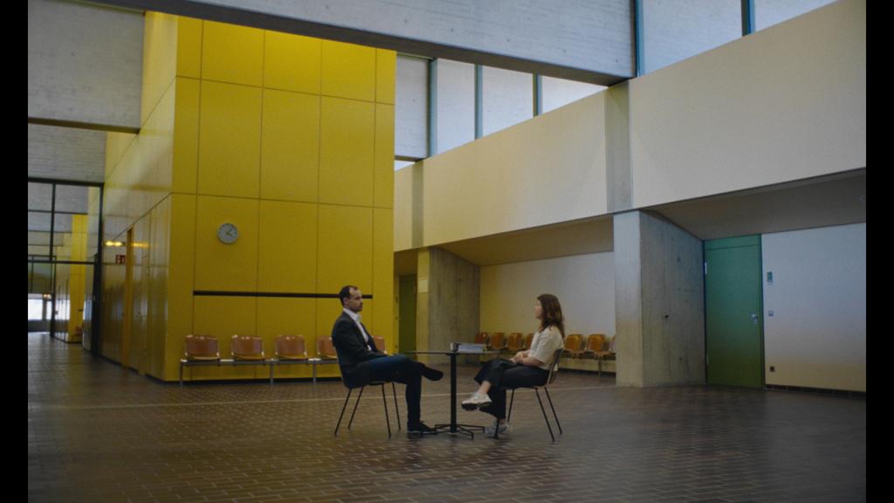 WAS AN EMPFINDSAMKEIT BLEIBT Szene 2