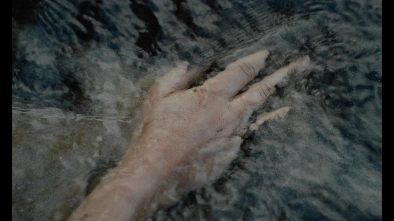 WAS AN EMPFINDSAMKEIT BLEIBT Szene 1