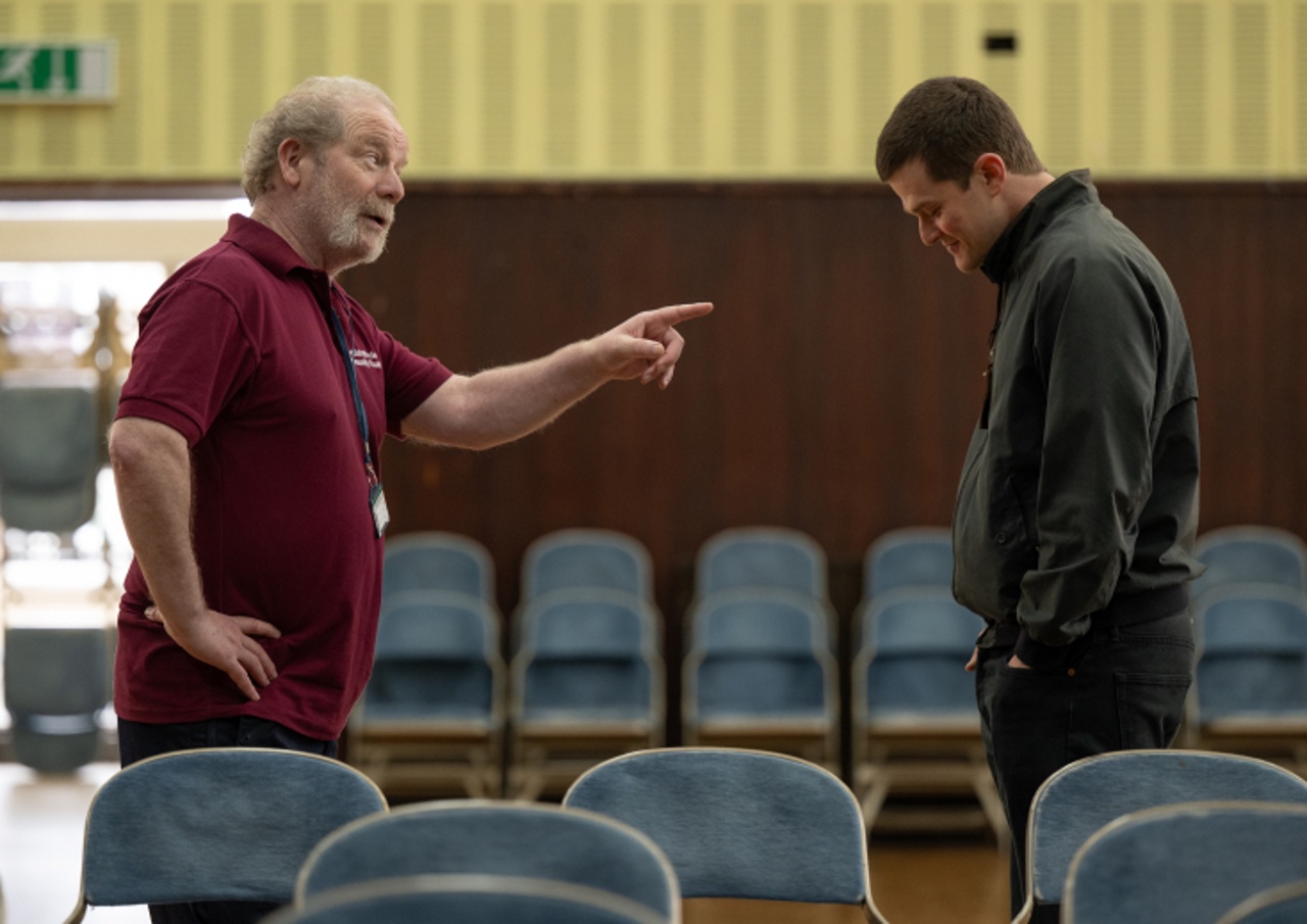 VERFLUCHT NORMAL Szene 3