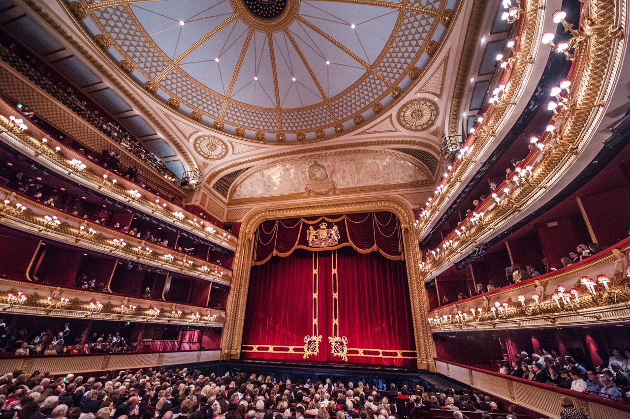 RBO LIVE 2026/27: COSÍ FAN TUTTE (ROYAL OPERA) Szene 1
