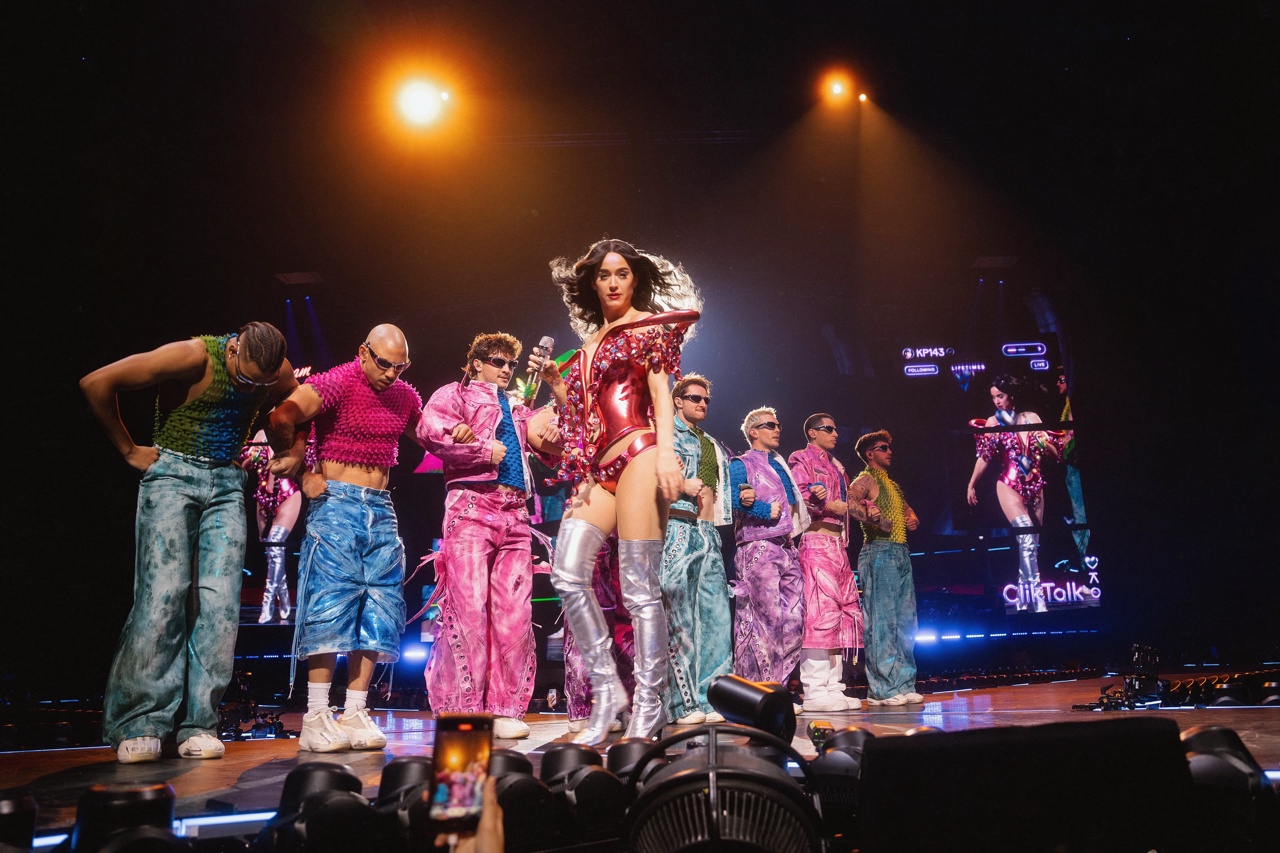 KATY PERRY: THE LIFETIMES TOUR - LIVE FROM PARIS Szene 2