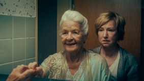 Filmszene 3 – IM SPIEGEL MEINER MUTTER