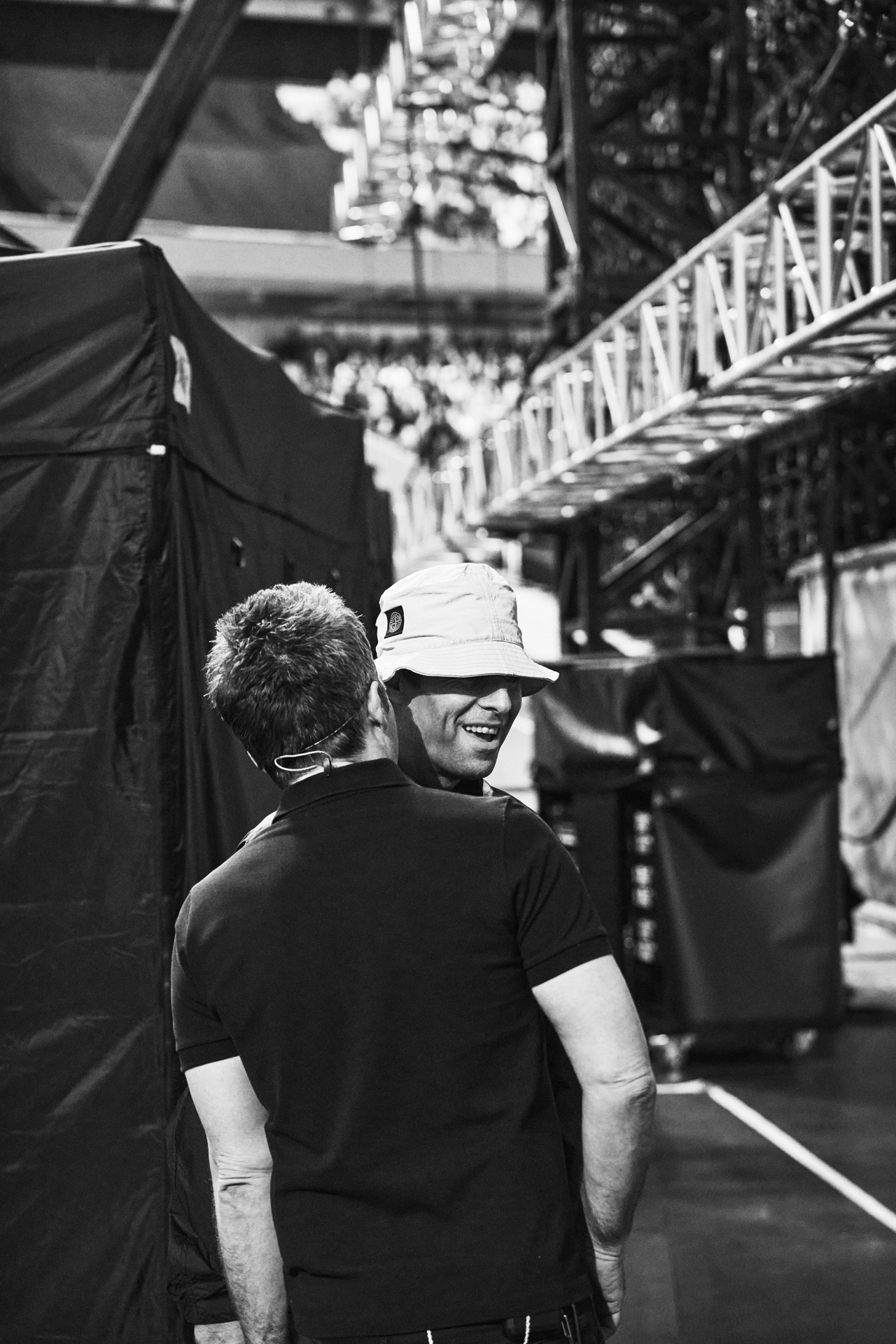 OASIS: DON'T LOOK BACK IN ANGER Szene 1